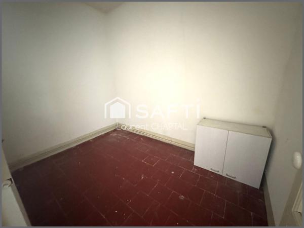 Immeuble avec gros potentiel.