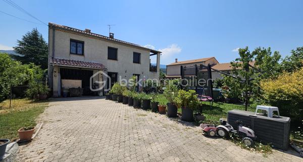 Venez visiter sans tarder cette maison située dans un quartier calme du village de Tallard mais proche commodités écoles collèges commerces à pied . 
Rénovée en grande partie très récemment la maison bénéficie de tout le confort moderne en matière énergétique notamment avec pompe à chaleur , panneaux solaires , double vitrage ...
Idéal pour une grande famille , ou pour des revenus locatifs la maison est modulable . 
Au RDC une grande pièce de vie sur jardin avec cuisine semi- ouverte , une chambre , une salle d'eau et WC séparés . 
A l'étage ( accessible par un escalier intérieur ou directement par l'extérieur) , une belle pièce de vie lumineuse avec vue montagne de Ceûze , une cuisine , 3 belles chambres dont une avec dressing aménagé , une salle de bain avec douche à l'italienne et WC séparés . 
Quelques travaux de rafraichissement restent à finir au salon et à la cuisine . 
Pour compléter ce bien , une cave, un grand garage d'environ 35 m² , un terrain entièrement clôturé , plat , un abri jardin ainsi qu'une belle cuisine d'été idéal pour les soirées estivales . 
Pas de ros travaux à prévoir , double vitrage , pompe à chaleur , panneaux solaires avec revente électricité , volets roulants solaires . 
Toit ok 
A visiter au plus vite !!