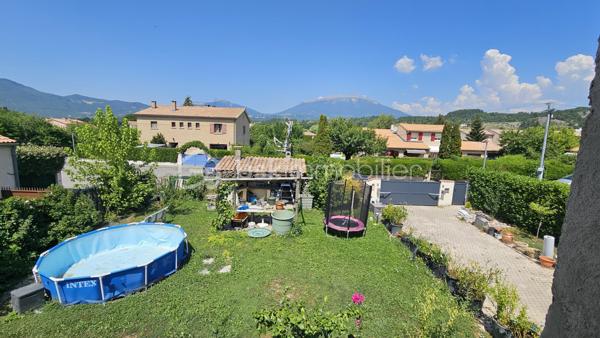 Venez visiter sans tarder cette maison située dans un quartier calme du village de Tallard mais proche commodités écoles collèges commerces à pied . 
Rénovée en grande partie très récemment la maison bénéficie de tout le confort moderne en matière énergétique notamment avec pompe à chaleur , panneaux solaires , double vitrage ...
Idéal pour une grande famille , ou pour des revenus locatifs la maison est modulable . 
Au RDC une grande pièce de vie sur jardin avec cuisine semi- ouverte , une chambre , une salle d'eau et WC séparés . 
A l'étage ( accessible par un escalier intérieur ou directement par l'extérieur) , une belle pièce de vie lumineuse avec vue montagne de Ceûze , une cuisine , 3 belles chambres dont une avec dressing aménagé , une salle de bain avec douche à l'italienne et WC séparés . 
Quelques travaux de rafraichissement restent à finir au salon et à la cuisine . 
Pour compléter ce bien , une cave, un grand garage d'environ 35 m² , un terrain entièrement clôturé , plat , un abri jardin ainsi qu'une belle cuisine d'été idéal pour les soirées estivales . 
Pas de ros travaux à prévoir , double vitrage , pompe à chaleur , panneaux solaires avec revente électricité , volets roulants solaires . 
Toit ok 
A visiter au plus vite !!