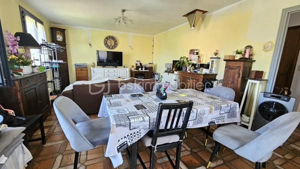 Venez visiter sans tarder cette maison située dans un quartier calme du village de Tallard mais proche commodités écoles collèges commerces à pied . 
Rénovée en grande partie très récemment la maison bénéficie de tout le confort moderne en matière énergétique notamment avec pompe à chaleur , panneaux solaires , double vitrage ...
Idéal pour une grande famille , ou pour des revenus locatifs la maison est modulable . 
Au RDC une grande pièce de vie sur jardin avec cuisine semi- ouverte , une chambre , une salle d'eau et WC séparés . 
A l'étage ( accessible par un escalier intérieur ou directement par l'extérieur) , une belle pièce de vie lumineuse avec vue montagne de Ceûze , une cuisine , 3 belles chambres dont une avec dressing aménagé , une salle de bain avec douche à l'italienne et WC séparés . 
Quelques travaux de rafraichissement restent à finir au salon et à la cuisine . 
Pour compléter ce bien , une cave, un grand garage d'environ 35 m² , un terrain entièrement clôturé , plat , un abri jardin ainsi qu'une belle cuisine d'été idéal pour les soirées estivales . 
Pas de ros travaux à prévoir , double vitrage , pompe à chaleur , panneaux solaires avec revente électricité , volets roulants solaires . 
Toit ok 
A visiter au plus vite !!