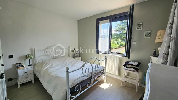 Venez visiter sans tarder cette maison située dans un quartier calme du village de Tallard mais proche commodités écoles collèges commerces à pied . 
Rénovée en grande partie très récemment la maison bénéficie de tout le confort moderne en matière énergétique notamment avec pompe à chaleur , panneaux solaires , double vitrage ...
Idéal pour une grande famille , ou pour des revenus locatifs la maison est modulable . 
Au RDC une grande pièce de vie sur jardin avec cuisine semi- ouverte , une chambre , une salle d'eau et WC séparés . 
A l'étage ( accessible par un escalier intérieur ou directement par l'extérieur) , une belle pièce de vie lumineuse avec vue montagne de Ceûze , une cuisine , 3 belles chambres dont une avec dressing aménagé , une salle de bain avec douche à l'italienne et WC séparés . 
Quelques travaux de rafraichissement restent à finir au salon et à la cuisine . 
Pour compléter ce bien , une cave, un grand garage d'environ 35 m² , un terrain entièrement clôturé , plat , un abri jardin ainsi qu'une belle cuisine d'été idéal pour les soirées estivales . 
Pas de ros travaux à prévoir , double vitrage , pompe à chaleur , panneaux solaires avec revente électricité , volets roulants solaires . 
Toit ok 
A visiter au plus vite !!
