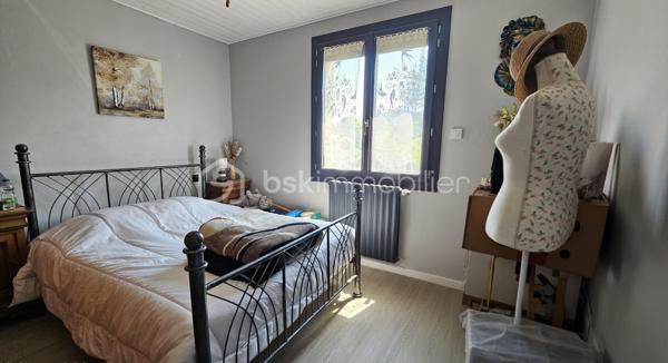Venez visiter sans tarder cette maison située dans un quartier calme du village de Tallard mais proche commodités écoles collèges commerces à pied . 
Rénovée en grande partie très récemment la maison bénéficie de tout le confort moderne en matière énergétique notamment avec pompe à chaleur , panneaux solaires , double vitrage ...
Idéal pour une grande famille , ou pour des revenus locatifs la maison est modulable . 
Au RDC une grande pièce de vie sur jardin avec cuisine semi- ouverte , une chambre , une salle d'eau et WC séparés . 
A l'étage ( accessible par un escalier intérieur ou directement par l'extérieur) , une belle pièce de vie lumineuse avec vue montagne de Ceûze , une cuisine , 3 belles chambres dont une avec dressing aménagé , une salle de bain avec douche à l'italienne et WC séparés . 
Quelques travaux de rafraichissement restent à finir au salon et à la cuisine . 
Pour compléter ce bien , une cave, un grand garage d'environ 35 m² , un terrain entièrement clôturé , plat , un abri jardin ainsi qu'une belle cuisine d'été idéal pour les soirées estivales . 
Pas de ros travaux à prévoir , double vitrage , pompe à chaleur , panneaux solaires avec revente électricité , volets roulants solaires . 
Toit ok 
A visiter au plus vite !!