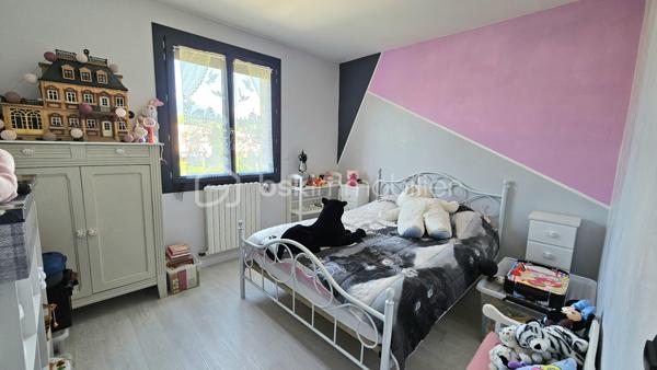 Venez visiter sans tarder cette maison située dans un quartier calme du village de Tallard mais proche commodités écoles collèges commerces à pied . 
Rénovée en grande partie très récemment la maison bénéficie de tout le confort moderne en matière énergétique notamment avec pompe à chaleur , panneaux solaires , double vitrage ...
Idéal pour une grande famille , ou pour des revenus locatifs la maison est modulable . 
Au RDC une grande pièce de vie sur jardin avec cuisine semi- ouverte , une chambre , une salle d'eau et WC séparés . 
A l'étage ( accessible par un escalier intérieur ou directement par l'extérieur) , une belle pièce de vie lumineuse avec vue montagne de Ceûze , une cuisine , 3 belles chambres dont une avec dressing aménagé , une salle de bain avec douche à l'italienne et WC séparés . 
Quelques travaux de rafraichissement restent à finir au salon et à la cuisine . 
Pour compléter ce bien , une cave, un grand garage d'environ 35 m² , un terrain entièrement clôturé , plat , un abri jardin ainsi qu'une belle cuisine d'été idéal pour les soirées estivales . 
Pas de ros travaux à prévoir , double vitrage , pompe à chaleur , panneaux solaires avec revente électricité , volets roulants solaires . 
Toit ok 
A visiter au plus vite !!