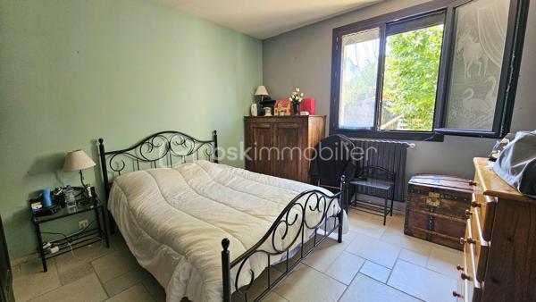 Venez visiter sans tarder cette maison située dans un quartier calme du village de Tallard mais proche commodités écoles collèges commerces à pied . 
Rénovée en grande partie très récemment la maison bénéficie de tout le confort moderne en matière énergétique notamment avec pompe à chaleur , panneaux solaires , double vitrage ...
Idéal pour une grande famille , ou pour des revenus locatifs la maison est modulable . 
Au RDC une grande pièce de vie sur jardin avec cuisine semi- ouverte , une chambre , une salle d'eau et WC séparés . 
A l'étage ( accessible par un escalier intérieur ou directement par l'extérieur) , une belle pièce de vie lumineuse avec vue montagne de Ceûze , une cuisine , 3 belles chambres dont une avec dressing aménagé , une salle de bain avec douche à l'italienne et WC séparés . 
Quelques travaux de rafraichissement restent à finir au salon et à la cuisine . 
Pour compléter ce bien , une cave, un grand garage d'environ 35 m² , un terrain entièrement clôturé , plat , un abri jardin ainsi qu'une belle cuisine d'été idéal pour les soirées estivales . 
Pas de ros travaux à prévoir , double vitrage , pompe à chaleur , panneaux solaires avec revente électricité , volets roulants solaires . 
Toit ok 
A visiter au plus vite !!