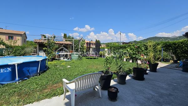 Venez visiter sans tarder cette maison située dans un quartier calme du village de Tallard mais proche commodités écoles collèges commerces à pied . 
Rénovée en grande partie très récemment la maison bénéficie de tout le confort moderne en matière énergétique notamment avec pompe à chaleur , panneaux solaires , double vitrage ...
Idéal pour une grande famille , ou pour des revenus locatifs la maison est modulable . 
Au RDC une grande pièce de vie sur jardin avec cuisine semi- ouverte , une chambre , une salle d'eau et WC séparés . 
A l'étage ( accessible par un escalier intérieur ou directement par l'extérieur) , une belle pièce de vie lumineuse avec vue montagne de Ceûze , une cuisine , 3 belles chambres dont une avec dressing aménagé , une salle de bain avec douche à l'italienne et WC séparés . 
Quelques travaux de rafraichissement restent à finir au salon et à la cuisine . 
Pour compléter ce bien , une cave, un grand garage d'environ 35 m² , un terrain entièrement clôturé , plat , un abri jardin ainsi qu'une belle cuisine d'été idéal pour les soirées estivales . 
Pas de ros travaux à prévoir , double vitrage , pompe à chaleur , panneaux solaires avec revente électricité , volets roulants solaires . 
Toit ok 
A visiter au plus vite !!