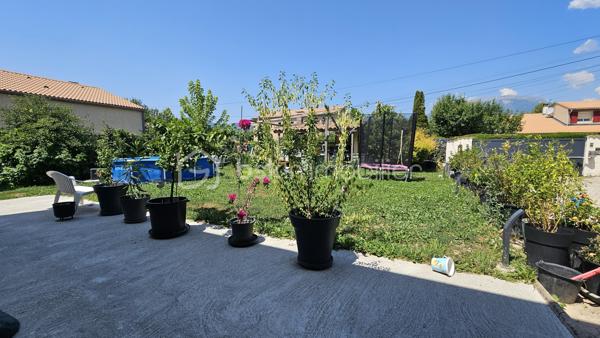 Venez visiter sans tarder cette maison située dans un quartier calme du village de Tallard mais proche commodités écoles collèges commerces à pied . 
Rénovée en grande partie très récemment la maison bénéficie de tout le confort moderne en matière énergétique notamment avec pompe à chaleur , panneaux solaires , double vitrage ...
Idéal pour une grande famille , ou pour des revenus locatifs la maison est modulable . 
Au RDC une grande pièce de vie sur jardin avec cuisine semi- ouverte , une chambre , une salle d'eau et WC séparés . 
A l'étage ( accessible par un escalier intérieur ou directement par l'extérieur) , une belle pièce de vie lumineuse avec vue montagne de Ceûze , une cuisine , 3 belles chambres dont une avec dressing aménagé , une salle de bain avec douche à l'italienne et WC séparés . 
Quelques travaux de rafraichissement restent à finir au salon et à la cuisine . 
Pour compléter ce bien , une cave, un grand garage d'environ 35 m² , un terrain entièrement clôturé , plat , un abri jardin ainsi qu'une belle cuisine d'été idéal pour les soirées estivales . 
Pas de ros travaux à prévoir , double vitrage , pompe à chaleur , panneaux solaires avec revente électricité , volets roulants solaires . 
Toit ok 
A visiter au plus vite !!