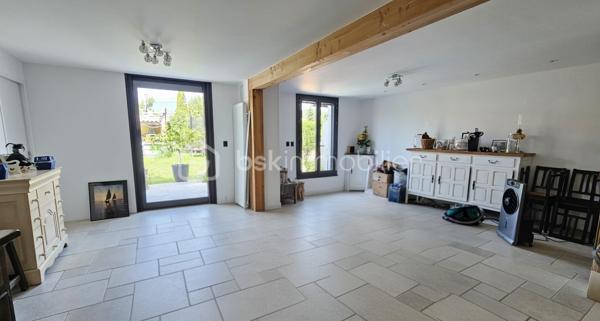 Venez visiter sans tarder cette maison située dans un quartier calme du village de Tallard mais proche commodités écoles collèges commerces à pied . 
Rénovée en grande partie très récemment la maison bénéficie de tout le confort moderne en matière énergétique notamment avec pompe à chaleur , panneaux solaires , double vitrage ...
Idéal pour une grande famille , ou pour des revenus locatifs la maison est modulable . 
Au RDC une grande pièce de vie sur jardin avec cuisine semi- ouverte , une chambre , une salle d'eau et WC séparés . 
A l'étage ( accessible par un escalier intérieur ou directement par l'extérieur) , une belle pièce de vie lumineuse avec vue montagne de Ceûze , une cuisine , 3 belles chambres dont une avec dressing aménagé , une salle de bain avec douche à l'italienne et WC séparés . 
Quelques travaux de rafraichissement restent à finir au salon et à la cuisine . 
Pour compléter ce bien , une cave, un grand garage d'environ 35 m² , un terrain entièrement clôturé , plat , un abri jardin ainsi qu'une belle cuisine d'été idéal pour les soirées estivales . 
Pas de ros travaux à prévoir , double vitrage , pompe à chaleur , panneaux solaires avec revente électricité , volets roulants solaires . 
Toit ok 
A visiter au plus vite !!