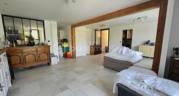 Venez visiter sans tarder cette maison située dans un quartier calme du village de Tallard mais proche commodités écoles collèges commerces à pied . 
Rénovée en grande partie très récemment la maison bénéficie de tout le confort moderne en matière énergétique notamment avec pompe à chaleur , panneaux solaires , double vitrage ...
Idéal pour une grande famille , ou pour des revenus locatifs la maison est modulable . 
Au RDC une grande pièce de vie sur jardin avec cuisine semi- ouverte , une chambre , une salle d'eau et WC séparés . 
A l'étage ( accessible par un escalier intérieur ou directement par l'extérieur) , une belle pièce de vie lumineuse avec vue montagne de Ceûze , une cuisine , 3 belles chambres dont une avec dressing aménagé , une salle de bain avec douche à l'italienne et WC séparés . 
Quelques travaux de rafraichissement restent à finir au salon et à la cuisine . 
Pour compléter ce bien , une cave, un grand garage d'environ 35 m² , un terrain entièrement clôturé , plat , un abri jardin ainsi qu'une belle cuisine d'été idéal pour les soirées estivales . 
Pas de ros travaux à prévoir , double vitrage , pompe à chaleur , panneaux solaires avec revente électricité , volets roulants solaires . 
Toit ok 
A visiter au plus vite !!