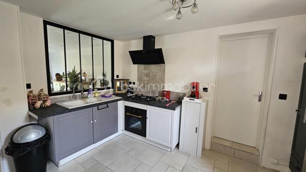 Venez visiter sans tarder cette maison située dans un quartier calme du village de Tallard mais proche commodités écoles collèges commerces à pied . 
Rénovée en grande partie très récemment la maison bénéficie de tout le confort moderne en matière énergétique notamment avec pompe à chaleur , panneaux solaires , double vitrage ...
Idéal pour une grande famille , ou pour des revenus locatifs la maison est modulable . 
Au RDC une grande pièce de vie sur jardin avec cuisine semi- ouverte , une chambre , une salle d'eau et WC séparés . 
A l'étage ( accessible par un escalier intérieur ou directement par l'extérieur) , une belle pièce de vie lumineuse avec vue montagne de Ceûze , une cuisine , 3 belles chambres dont une avec dressing aménagé , une salle de bain avec douche à l'italienne et WC séparés . 
Quelques travaux de rafraichissement restent à finir au salon et à la cuisine . 
Pour compléter ce bien , une cave, un grand garage d'environ 35 m² , un terrain entièrement clôturé , plat , un abri jardin ainsi qu'une belle cuisine d'été idéal pour les soirées estivales . 
Pas de ros travaux à prévoir , double vitrage , pompe à chaleur , panneaux solaires avec revente électricité , volets roulants solaires . 
Toit ok 
A visiter au plus vite !!