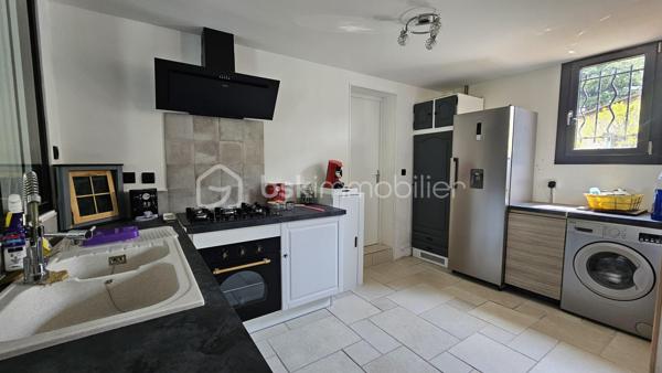 Venez visiter sans tarder cette maison située dans un quartier calme du village de Tallard mais proche commodités écoles collèges commerces à pied . 
Rénovée en grande partie très récemment la maison bénéficie de tout le confort moderne en matière énergétique notamment avec pompe à chaleur , panneaux solaires , double vitrage ...
Idéal pour une grande famille , ou pour des revenus locatifs la maison est modulable . 
Au RDC une grande pièce de vie sur jardin avec cuisine semi- ouverte , une chambre , une salle d'eau et WC séparés . 
A l'étage ( accessible par un escalier intérieur ou directement par l'extérieur) , une belle pièce de vie lumineuse avec vue montagne de Ceûze , une cuisine , 3 belles chambres dont une avec dressing aménagé , une salle de bain avec douche à l'italienne et WC séparés . 
Quelques travaux de rafraichissement restent à finir au salon et à la cuisine . 
Pour compléter ce bien , une cave, un grand garage d'environ 35 m² , un terrain entièrement clôturé , plat , un abri jardin ainsi qu'une belle cuisine d'été idéal pour les soirées estivales . 
Pas de ros travaux à prévoir , double vitrage , pompe à chaleur , panneaux solaires avec revente électricité , volets roulants solaires . 
Toit ok 
A visiter au plus vite !!