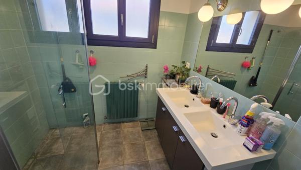 Venez visiter sans tarder cette maison située dans un quartier calme du village de Tallard mais proche commodités écoles collèges commerces à pied . 
Rénovée en grande partie très récemment la maison bénéficie de tout le confort moderne en matière énergétique notamment avec pompe à chaleur , panneaux solaires , double vitrage ...
Idéal pour une grande famille , ou pour des revenus locatifs la maison est modulable . 
Au RDC une grande pièce de vie sur jardin avec cuisine semi- ouverte , une chambre , une salle d'eau et WC séparés . 
A l'étage ( accessible par un escalier intérieur ou directement par l'extérieur) , une belle pièce de vie lumineuse avec vue montagne de Ceûze , une cuisine , 3 belles chambres dont une avec dressing aménagé , une salle de bain avec douche à l'italienne et WC séparés . 
Quelques travaux de rafraichissement restent à finir au salon et à la cuisine . 
Pour compléter ce bien , une cave, un grand garage d'environ 35 m² , un terrain entièrement clôturé , plat , un abri jardin ainsi qu'une belle cuisine d'été idéal pour les soirées estivales . 
Pas de ros travaux à prévoir , double vitrage , pompe à chaleur , panneaux solaires avec revente électricité , volets roulants solaires . 
Toit ok 
A visiter au plus vite !!