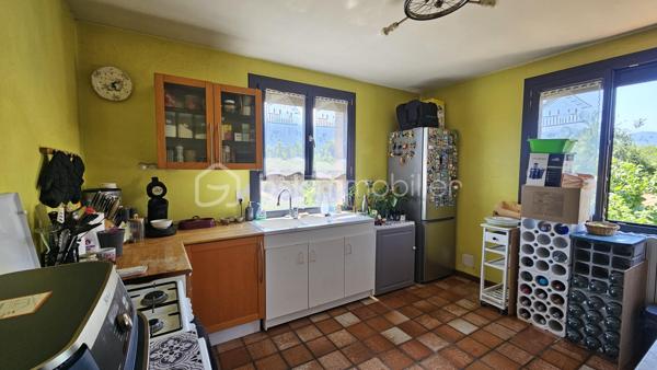 Venez visiter sans tarder cette maison située dans un quartier calme du village de Tallard mais proche commodités écoles collèges commerces à pied . 
Rénovée en grande partie très récemment la maison bénéficie de tout le confort moderne en matière énergétique notamment avec pompe à chaleur , panneaux solaires , double vitrage ...
Idéal pour une grande famille , ou pour des revenus locatifs la maison est modulable . 
Au RDC une grande pièce de vie sur jardin avec cuisine semi- ouverte , une chambre , une salle d'eau et WC séparés . 
A l'étage ( accessible par un escalier intérieur ou directement par l'extérieur) , une belle pièce de vie lumineuse avec vue montagne de Ceûze , une cuisine , 3 belles chambres dont une avec dressing aménagé , une salle de bain avec douche à l'italienne et WC séparés . 
Quelques travaux de rafraichissement restent à finir au salon et à la cuisine . 
Pour compléter ce bien , une cave, un grand garage d'environ 35 m² , un terrain entièrement clôturé , plat , un abri jardin ainsi qu'une belle cuisine d'été idéal pour les soirées estivales . 
Pas de ros travaux à prévoir , double vitrage , pompe à chaleur , panneaux solaires avec revente électricité , volets roulants solaires . 
Toit ok 
A visiter au plus vite !!