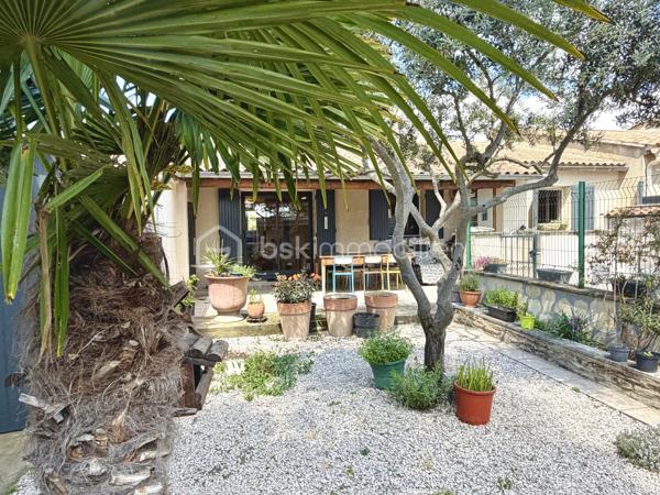 🔥 Rare sur le secteur – Maison plain-pied sans vis-à-vis avec piscine et dépendances ! 🔥

Dans un quartier calme, découvrez cette charmante maison de plain-pied construite en 1990, d’environ 85 m², implantée sur un terrain clos de 356 m², exposé plein sud et sans aucun vis-à-vis.

✨ Un intérieur fonctionnel et lumineux
Vous serez séduit dès l’entrée par une belle pièce de vie avec cuisine américaine aménagée et équipée, idéale pour partager des moments conviviaux.  Côté nuit, la maison propose deux chambres, dont une avec dressing, vous apprécierez également une très belle salle d'eau moderne, avec double vasque, offrant confort et praticité au quotidien.

🌿 Un extérieur pensé pour en profiter toute l’année
Le jardin, entièrement clôturé, est un véritable espace de détente avec :
une piscine sécurisée, parfaite pour les enfants
un espace convivial avec barbecue, cheminée et évier extérieur
un abri de jardin pour le rangement

🔧 Des prestations complètes
Grand garage avec portail électrique
Atelier et dépendances (x3)
3 places de stationnement
Pompe à chaleur + climatisation pour un confort optimal été comme hiver

💡 Un bien rare qui allie confort, fonctionnalité et qualité de vie.
        La proximité des commodités sans en subir les nuisances.
              📞 À visiter sans tarder, contactez-moi ..