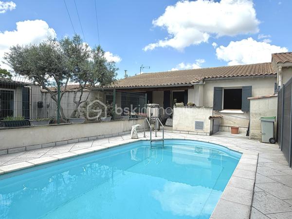 🔥 Rare sur le secteur – Maison plain-pied sans vis-à-vis avec piscine et dépendances ! 🔥

Dans un quartier calme, découvrez cette charmante maison de plain-pied construite en 1990, d’environ 85 m², implantée sur un terrain clos de 356 m², exposé plein sud et sans aucun vis-à-vis.

✨ Un intérieur fonctionnel et lumineux
Vous serez séduit dès l’entrée par une belle pièce de vie avec cuisine américaine aménagée et équipée, idéale pour partager des moments conviviaux.  Côté nuit, la maison propose deux chambres, dont une avec dressing, vous apprécierez également une très belle salle d'eau moderne, avec double vasque, offrant confort et praticité au quotidien.

🌿 Un extérieur pensé pour en profiter toute l’année
Le jardin, entièrement clôturé, est un véritable espace de détente avec :
une piscine sécurisée, parfaite pour les enfants
un espace convivial avec barbecue, cheminée et évier extérieur
un abri de jardin pour le rangement

🔧 Des prestations complètes
Grand garage avec portail électrique
Atelier et dépendances (x3)
3 places de stationnement
Pompe à chaleur + climatisation pour un confort optimal été comme hiver

💡 Un bien rare qui allie confort, fonctionnalité et qualité de vie.
        La proximité des commodités sans en subir les nuisances.
              📞 À visiter sans tarder, contactez-moi ..