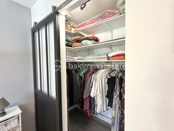🔥 Rare sur le secteur – Maison plain-pied sans vis-à-vis avec piscine et dépendances ! 🔥

Dans un quartier calme, découvrez cette charmante maison de plain-pied construite en 1990, d’environ 85 m², implantée sur un terrain clos de 356 m², exposé plein sud et sans aucun vis-à-vis.

✨ Un intérieur fonctionnel et lumineux
Vous serez séduit dès l’entrée par une belle pièce de vie avec cuisine américaine aménagée et équipée, idéale pour partager des moments conviviaux.  Côté nuit, la maison propose deux chambres, dont une avec dressing, vous apprécierez également une très belle salle d'eau moderne, avec double vasque, offrant confort et praticité au quotidien.

🌿 Un extérieur pensé pour en profiter toute l’année
Le jardin, entièrement clôturé, est un véritable espace de détente avec :
une piscine sécurisée, parfaite pour les enfants
un espace convivial avec barbecue, cheminée et évier extérieur
un abri de jardin pour le rangement

🔧 Des prestations complètes
Grand garage avec portail électrique
Atelier et dépendances (x3)
3 places de stationnement
Pompe à chaleur + climatisation pour un confort optimal été comme hiver

💡 Un bien rare qui allie confort, fonctionnalité et qualité de vie.
        La proximité des commodités sans en subir les nuisances.
              📞 À visiter sans tarder, contactez-moi ..