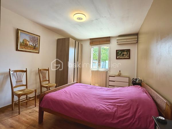 🔥 Rare sur le secteur – Maison plain-pied sans vis-à-vis avec piscine et dépendances ! 🔥

Dans un quartier calme, découvrez cette charmante maison de plain-pied construite en 1990, d’environ 85 m², implantée sur un terrain clos de 356 m², exposé plein sud et sans aucun vis-à-vis.

✨ Un intérieur fonctionnel et lumineux
Vous serez séduit dès l’entrée par une belle pièce de vie avec cuisine américaine aménagée et équipée, idéale pour partager des moments conviviaux.  Côté nuit, la maison propose deux chambres, dont une avec dressing, vous apprécierez également une très belle salle d'eau moderne, avec double vasque, offrant confort et praticité au quotidien.

🌿 Un extérieur pensé pour en profiter toute l’année
Le jardin, entièrement clôturé, est un véritable espace de détente avec :
une piscine sécurisée, parfaite pour les enfants
un espace convivial avec barbecue, cheminée et évier extérieur
un abri de jardin pour le rangement

🔧 Des prestations complètes
Grand garage avec portail électrique
Atelier et dépendances (x3)
3 places de stationnement
Pompe à chaleur + climatisation pour un confort optimal été comme hiver

💡 Un bien rare qui allie confort, fonctionnalité et qualité de vie.
        La proximité des commodités sans en subir les nuisances.
              📞 À visiter sans tarder, contactez-moi ..