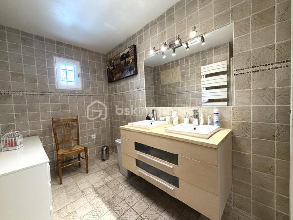 🔥 Rare sur le secteur – Maison plain-pied sans vis-à-vis avec piscine et dépendances ! 🔥

Dans un quartier calme, découvrez cette charmante maison de plain-pied construite en 1990, d’environ 85 m², implantée sur un terrain clos de 356 m², exposé plein sud et sans aucun vis-à-vis.

✨ Un intérieur fonctionnel et lumineux
Vous serez séduit dès l’entrée par une belle pièce de vie avec cuisine américaine aménagée et équipée, idéale pour partager des moments conviviaux.  Côté nuit, la maison propose deux chambres, dont une avec dressing, vous apprécierez également une très belle salle d'eau moderne, avec double vasque, offrant confort et praticité au quotidien.

🌿 Un extérieur pensé pour en profiter toute l’année
Le jardin, entièrement clôturé, est un véritable espace de détente avec :
une piscine sécurisée, parfaite pour les enfants
un espace convivial avec barbecue, cheminée et évier extérieur
un abri de jardin pour le rangement

🔧 Des prestations complètes
Grand garage avec portail électrique
Atelier et dépendances (x3)
3 places de stationnement
Pompe à chaleur + climatisation pour un confort optimal été comme hiver

💡 Un bien rare qui allie confort, fonctionnalité et qualité de vie.
        La proximité des commodités sans en subir les nuisances.
              📞 À visiter sans tarder, contactez-moi ..