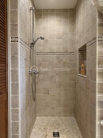 🔥 Rare sur le secteur – Maison plain-pied sans vis-à-vis avec piscine et dépendances ! 🔥

Dans un quartier calme, découvrez cette charmante maison de plain-pied construite en 1990, d’environ 85 m², implantée sur un terrain clos de 356 m², exposé plein sud et sans aucun vis-à-vis.

✨ Un intérieur fonctionnel et lumineux
Vous serez séduit dès l’entrée par une belle pièce de vie avec cuisine américaine aménagée et équipée, idéale pour partager des moments conviviaux.  Côté nuit, la maison propose deux chambres, dont une avec dressing, vous apprécierez également une très belle salle d'eau moderne, avec double vasque, offrant confort et praticité au quotidien.

🌿 Un extérieur pensé pour en profiter toute l’année
Le jardin, entièrement clôturé, est un véritable espace de détente avec :
une piscine sécurisée, parfaite pour les enfants
un espace convivial avec barbecue, cheminée et évier extérieur
un abri de jardin pour le rangement

🔧 Des prestations complètes
Grand garage avec portail électrique
Atelier et dépendances (x3)
3 places de stationnement
Pompe à chaleur + climatisation pour un confort optimal été comme hiver

💡 Un bien rare qui allie confort, fonctionnalité et qualité de vie.
        La proximité des commodités sans en subir les nuisances.
              📞 À visiter sans tarder, contactez-moi ..