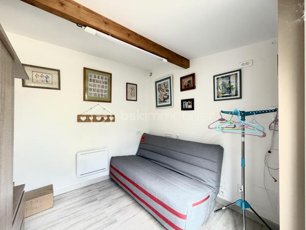🔥 Rare sur le secteur – Maison plain-pied sans vis-à-vis avec piscine et dépendances ! 🔥

Dans un quartier calme, découvrez cette charmante maison de plain-pied construite en 1990, d’environ 85 m², implantée sur un terrain clos de 356 m², exposé plein sud et sans aucun vis-à-vis.

✨ Un intérieur fonctionnel et lumineux
Vous serez séduit dès l’entrée par une belle pièce de vie avec cuisine américaine aménagée et équipée, idéale pour partager des moments conviviaux.  Côté nuit, la maison propose deux chambres, dont une avec dressing, vous apprécierez également une très belle salle d'eau moderne, avec double vasque, offrant confort et praticité au quotidien.

🌿 Un extérieur pensé pour en profiter toute l’année
Le jardin, entièrement clôturé, est un véritable espace de détente avec :
une piscine sécurisée, parfaite pour les enfants
un espace convivial avec barbecue, cheminée et évier extérieur
un abri de jardin pour le rangement

🔧 Des prestations complètes
Grand garage avec portail électrique
Atelier et dépendances (x3)
3 places de stationnement
Pompe à chaleur + climatisation pour un confort optimal été comme hiver

💡 Un bien rare qui allie confort, fonctionnalité et qualité de vie.
        La proximité des commodités sans en subir les nuisances.
              📞 À visiter sans tarder, contactez-moi ..
