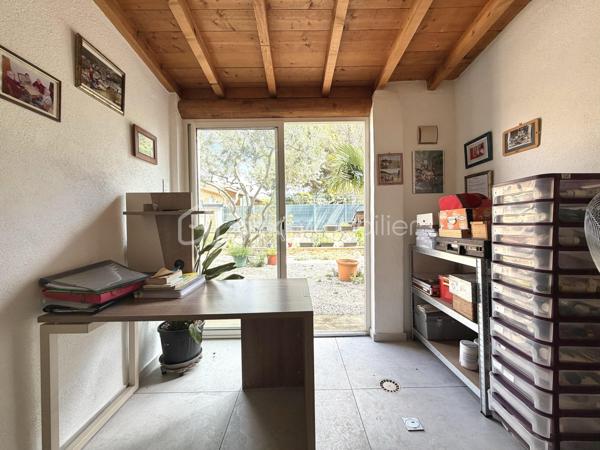 🔥 Rare sur le secteur – Maison plain-pied sans vis-à-vis avec piscine et dépendances ! 🔥

Dans un quartier calme, découvrez cette charmante maison de plain-pied construite en 1990, d’environ 85 m², implantée sur un terrain clos de 356 m², exposé plein sud et sans aucun vis-à-vis.

✨ Un intérieur fonctionnel et lumineux
Vous serez séduit dès l’entrée par une belle pièce de vie avec cuisine américaine aménagée et équipée, idéale pour partager des moments conviviaux.  Côté nuit, la maison propose deux chambres, dont une avec dressing, vous apprécierez également une très belle salle d'eau moderne, avec double vasque, offrant confort et praticité au quotidien.

🌿 Un extérieur pensé pour en profiter toute l’année
Le jardin, entièrement clôturé, est un véritable espace de détente avec :
une piscine sécurisée, parfaite pour les enfants
un espace convivial avec barbecue, cheminée et évier extérieur
un abri de jardin pour le rangement

🔧 Des prestations complètes
Grand garage avec portail électrique
Atelier et dépendances (x3)
3 places de stationnement
Pompe à chaleur + climatisation pour un confort optimal été comme hiver

💡 Un bien rare qui allie confort, fonctionnalité et qualité de vie.
        La proximité des commodités sans en subir les nuisances.
              📞 À visiter sans tarder, contactez-moi ..