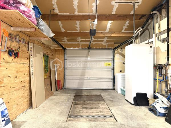 🔥 Rare sur le secteur – Maison plain-pied sans vis-à-vis avec piscine et dépendances ! 🔥

Dans un quartier calme, découvrez cette charmante maison de plain-pied construite en 1990, d’environ 85 m², implantée sur un terrain clos de 356 m², exposé plein sud et sans aucun vis-à-vis.

✨ Un intérieur fonctionnel et lumineux
Vous serez séduit dès l’entrée par une belle pièce de vie avec cuisine américaine aménagée et équipée, idéale pour partager des moments conviviaux.  Côté nuit, la maison propose deux chambres, dont une avec dressing, vous apprécierez également une très belle salle d'eau moderne, avec double vasque, offrant confort et praticité au quotidien.

🌿 Un extérieur pensé pour en profiter toute l’année
Le jardin, entièrement clôturé, est un véritable espace de détente avec :
une piscine sécurisée, parfaite pour les enfants
un espace convivial avec barbecue, cheminée et évier extérieur
un abri de jardin pour le rangement

🔧 Des prestations complètes
Grand garage avec portail électrique
Atelier et dépendances (x3)
3 places de stationnement
Pompe à chaleur + climatisation pour un confort optimal été comme hiver

💡 Un bien rare qui allie confort, fonctionnalité et qualité de vie.
        La proximité des commodités sans en subir les nuisances.
              📞 À visiter sans tarder, contactez-moi ..