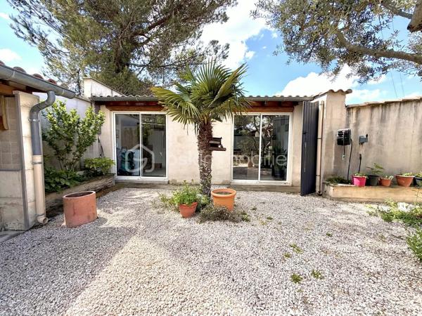 🔥 Rare sur le secteur – Maison plain-pied sans vis-à-vis avec piscine et dépendances ! 🔥

Dans un quartier calme, découvrez cette charmante maison de plain-pied construite en 1990, d’environ 85 m², implantée sur un terrain clos de 356 m², exposé plein sud et sans aucun vis-à-vis.

✨ Un intérieur fonctionnel et lumineux
Vous serez séduit dès l’entrée par une belle pièce de vie avec cuisine américaine aménagée et équipée, idéale pour partager des moments conviviaux.  Côté nuit, la maison propose deux chambres, dont une avec dressing, vous apprécierez également une très belle salle d'eau moderne, avec double vasque, offrant confort et praticité au quotidien.

🌿 Un extérieur pensé pour en profiter toute l’année
Le jardin, entièrement clôturé, est un véritable espace de détente avec :
une piscine sécurisée, parfaite pour les enfants
un espace convivial avec barbecue, cheminée et évier extérieur
un abri de jardin pour le rangement

🔧 Des prestations complètes
Grand garage avec portail électrique
Atelier et dépendances (x3)
3 places de stationnement
Pompe à chaleur + climatisation pour un confort optimal été comme hiver

💡 Un bien rare qui allie confort, fonctionnalité et qualité de vie.
        La proximité des commodités sans en subir les nuisances.
              📞 À visiter sans tarder, contactez-moi ..