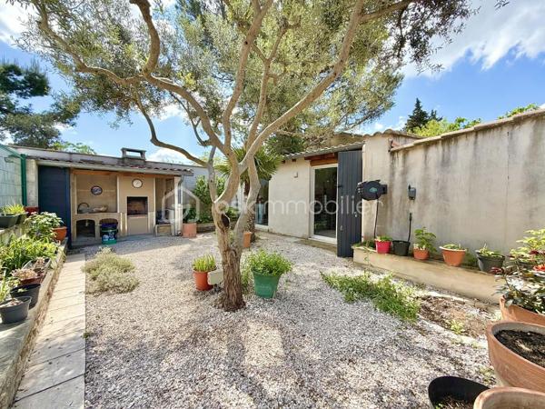🔥 Rare sur le secteur – Maison plain-pied sans vis-à-vis avec piscine et dépendances ! 🔥

Dans un quartier calme, découvrez cette charmante maison de plain-pied construite en 1990, d’environ 85 m², implantée sur un terrain clos de 356 m², exposé plein sud et sans aucun vis-à-vis.

✨ Un intérieur fonctionnel et lumineux
Vous serez séduit dès l’entrée par une belle pièce de vie avec cuisine américaine aménagée et équipée, idéale pour partager des moments conviviaux.  Côté nuit, la maison propose deux chambres, dont une avec dressing, vous apprécierez également une très belle salle d'eau moderne, avec double vasque, offrant confort et praticité au quotidien.

🌿 Un extérieur pensé pour en profiter toute l’année
Le jardin, entièrement clôturé, est un véritable espace de détente avec :
une piscine sécurisée, parfaite pour les enfants
un espace convivial avec barbecue, cheminée et évier extérieur
un abri de jardin pour le rangement

🔧 Des prestations complètes
Grand garage avec portail électrique
Atelier et dépendances (x3)
3 places de stationnement
Pompe à chaleur + climatisation pour un confort optimal été comme hiver

💡 Un bien rare qui allie confort, fonctionnalité et qualité de vie.
        La proximité des commodités sans en subir les nuisances.
              📞 À visiter sans tarder, contactez-moi ..