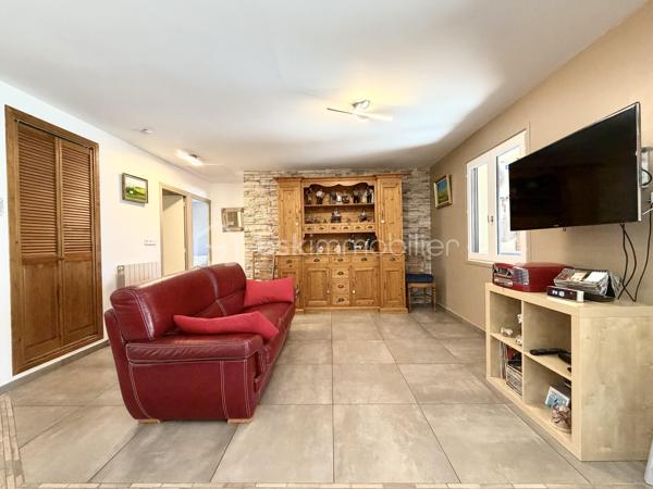 🔥 Rare sur le secteur – Maison plain-pied sans vis-à-vis avec piscine et dépendances ! 🔥

Dans un quartier calme, découvrez cette charmante maison de plain-pied construite en 1990, d’environ 85 m², implantée sur un terrain clos de 356 m², exposé plein sud et sans aucun vis-à-vis.

✨ Un intérieur fonctionnel et lumineux
Vous serez séduit dès l’entrée par une belle pièce de vie avec cuisine américaine aménagée et équipée, idéale pour partager des moments conviviaux.  Côté nuit, la maison propose deux chambres, dont une avec dressing, vous apprécierez également une très belle salle d'eau moderne, avec double vasque, offrant confort et praticité au quotidien.

🌿 Un extérieur pensé pour en profiter toute l’année
Le jardin, entièrement clôturé, est un véritable espace de détente avec :
une piscine sécurisée, parfaite pour les enfants
un espace convivial avec barbecue, cheminée et évier extérieur
un abri de jardin pour le rangement

🔧 Des prestations complètes
Grand garage avec portail électrique
Atelier et dépendances (x3)
3 places de stationnement
Pompe à chaleur + climatisation pour un confort optimal été comme hiver

💡 Un bien rare qui allie confort, fonctionnalité et qualité de vie.
        La proximité des commodités sans en subir les nuisances.
              📞 À visiter sans tarder, contactez-moi ..