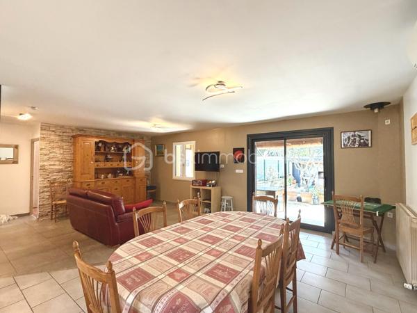 🔥 Rare sur le secteur – Maison plain-pied sans vis-à-vis avec piscine et dépendances ! 🔥

Dans un quartier calme, découvrez cette charmante maison de plain-pied construite en 1990, d’environ 85 m², implantée sur un terrain clos de 356 m², exposé plein sud et sans aucun vis-à-vis.

✨ Un intérieur fonctionnel et lumineux
Vous serez séduit dès l’entrée par une belle pièce de vie avec cuisine américaine aménagée et équipée, idéale pour partager des moments conviviaux.  Côté nuit, la maison propose deux chambres, dont une avec dressing, vous apprécierez également une très belle salle d'eau moderne, avec double vasque, offrant confort et praticité au quotidien.

🌿 Un extérieur pensé pour en profiter toute l’année
Le jardin, entièrement clôturé, est un véritable espace de détente avec :
une piscine sécurisée, parfaite pour les enfants
un espace convivial avec barbecue, cheminée et évier extérieur
un abri de jardin pour le rangement

🔧 Des prestations complètes
Grand garage avec portail électrique
Atelier et dépendances (x3)
3 places de stationnement
Pompe à chaleur + climatisation pour un confort optimal été comme hiver

💡 Un bien rare qui allie confort, fonctionnalité et qualité de vie.
        La proximité des commodités sans en subir les nuisances.
              📞 À visiter sans tarder, contactez-moi ..