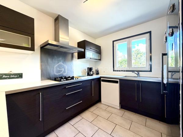 🔥 Rare sur le secteur – Maison plain-pied sans vis-à-vis avec piscine et dépendances ! 🔥

Dans un quartier calme, découvrez cette charmante maison de plain-pied construite en 1990, d’environ 85 m², implantée sur un terrain clos de 356 m², exposé plein sud et sans aucun vis-à-vis.

✨ Un intérieur fonctionnel et lumineux
Vous serez séduit dès l’entrée par une belle pièce de vie avec cuisine américaine aménagée et équipée, idéale pour partager des moments conviviaux.  Côté nuit, la maison propose deux chambres, dont une avec dressing, vous apprécierez également une très belle salle d'eau moderne, avec double vasque, offrant confort et praticité au quotidien.

🌿 Un extérieur pensé pour en profiter toute l’année
Le jardin, entièrement clôturé, est un véritable espace de détente avec :
une piscine sécurisée, parfaite pour les enfants
un espace convivial avec barbecue, cheminée et évier extérieur
un abri de jardin pour le rangement

🔧 Des prestations complètes
Grand garage avec portail électrique
Atelier et dépendances (x3)
3 places de stationnement
Pompe à chaleur + climatisation pour un confort optimal été comme hiver

💡 Un bien rare qui allie confort, fonctionnalité et qualité de vie.
        La proximité des commodités sans en subir les nuisances.
              📞 À visiter sans tarder, contactez-moi ..