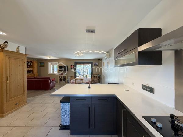 🔥 Rare sur le secteur – Maison plain-pied sans vis-à-vis avec piscine et dépendances ! 🔥

Dans un quartier calme, découvrez cette charmante maison de plain-pied construite en 1990, d’environ 85 m², implantée sur un terrain clos de 356 m², exposé plein sud et sans aucun vis-à-vis.

✨ Un intérieur fonctionnel et lumineux
Vous serez séduit dès l’entrée par une belle pièce de vie avec cuisine américaine aménagée et équipée, idéale pour partager des moments conviviaux.  Côté nuit, la maison propose deux chambres, dont une avec dressing, vous apprécierez également une très belle salle d'eau moderne, avec double vasque, offrant confort et praticité au quotidien.

🌿 Un extérieur pensé pour en profiter toute l’année
Le jardin, entièrement clôturé, est un véritable espace de détente avec :
une piscine sécurisée, parfaite pour les enfants
un espace convivial avec barbecue, cheminée et évier extérieur
un abri de jardin pour le rangement

🔧 Des prestations complètes
Grand garage avec portail électrique
Atelier et dépendances (x3)
3 places de stationnement
Pompe à chaleur + climatisation pour un confort optimal été comme hiver

💡 Un bien rare qui allie confort, fonctionnalité et qualité de vie.
        La proximité des commodités sans en subir les nuisances.
              📞 À visiter sans tarder, contactez-moi ..