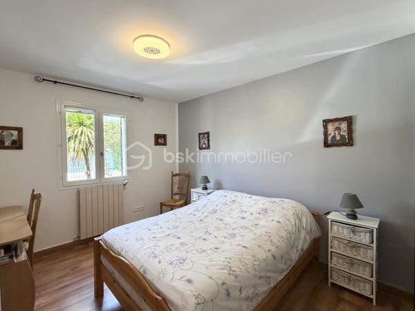 🔥 Rare sur le secteur – Maison plain-pied sans vis-à-vis avec piscine et dépendances ! 🔥

Dans un quartier calme, découvrez cette charmante maison de plain-pied construite en 1990, d’environ 85 m², implantée sur un terrain clos de 356 m², exposé plein sud et sans aucun vis-à-vis.

✨ Un intérieur fonctionnel et lumineux
Vous serez séduit dès l’entrée par une belle pièce de vie avec cuisine américaine aménagée et équipée, idéale pour partager des moments conviviaux.  Côté nuit, la maison propose deux chambres, dont une avec dressing, vous apprécierez également une très belle salle d'eau moderne, avec double vasque, offrant confort et praticité au quotidien.

🌿 Un extérieur pensé pour en profiter toute l’année
Le jardin, entièrement clôturé, est un véritable espace de détente avec :
une piscine sécurisée, parfaite pour les enfants
un espace convivial avec barbecue, cheminée et évier extérieur
un abri de jardin pour le rangement

🔧 Des prestations complètes
Grand garage avec portail électrique
Atelier et dépendances (x3)
3 places de stationnement
Pompe à chaleur + climatisation pour un confort optimal été comme hiver

💡 Un bien rare qui allie confort, fonctionnalité et qualité de vie.
        La proximité des commodités sans en subir les nuisances.
              📞 À visiter sans tarder, contactez-moi ..