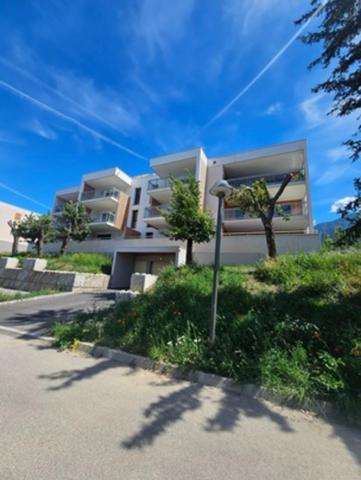 Garage neuf dans une résidence sécurisé au bord du Lac à vendre SAVINES LE LAC (05)