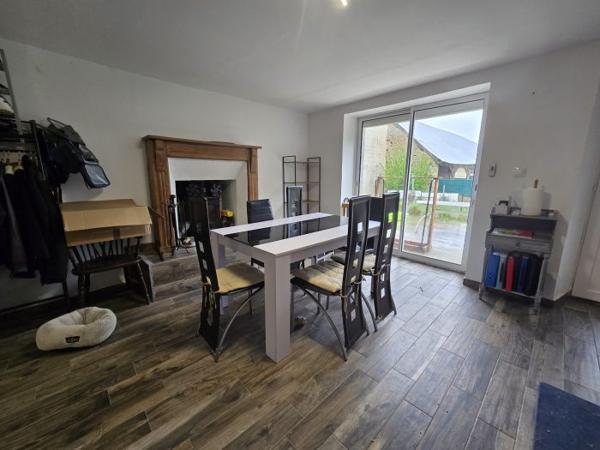 Maison individuelle Plumieux 84.60 m² Les points forts : Rénovation récente Exposition sud Terrain clos 🌿Maison de campagne rénovée récemment à terminer. Située au calme et proche du bourg de PLUMIEUX (22210), elle offre de bonnes prestations énergétiques grâce à ses panneaux solaires et son poêle à bois. ✨ Les points forts de la maison : L’intérieur propose une distribution fonctionnelle et chaleureuse : Espace de vie : Un rez-de-chaussée lumineux comprenant une cuisine moderne entièrement aménagée, ouverte sur un salon-séjour convivial équipé d'un poêle à bois pour vos soirées d'hiver. Espaces techniques : Une salle d’eau contemporaine, des WC séparés, ainsi qu’un cellier pratique disposant d’un grenier de stockage au-dessus. À l’étage : Un palier dessert deux chambres confortables, dont l'une dispose d'une petite mezzanine idéale pour un coin lecture ou un couchage d'appoint. 🛠️ Une rénovation performante : Vous n'avez plus qu'à poser vos valises ! Les travaux récents incluent : Énergie : Installation de panneaux solaires et nouveaux radiateurs. Isolation & Ouvertures : Isolation refaite et huisseries neuves pour un confort thermique optimal. Électricité : Installation rénovée. 🌳 Extérieur et Jardin : Édifiée sur un terrain clos de 644 m², la propriété offre : Une terrasse exposée plein Sud, parfaite pour vos déjeuners au soleil. Un jardin arboré avec quelques arbres fruitiers. Un cabanon de stockage pour vos outils de jardinage ou vélos Travaux à prévoir Toiture en ardoises Entretien et ravalement de façade Finitions Une maison rare sur le marché, idéale pour un premier achat ou une résidence secondaire. L'alliance du poêle à bois et des panneaux solaires garantit une excellente maîtrise de vos dépenses énergétiques.