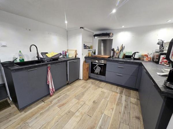 Maison individuelle Plumieux 84.60 m² Les points forts : Rénovation récente Exposition sud Terrain clos 🌿Maison de campagne rénovée récemment à terminer. Située au calme et proche du bourg de PLUMIEUX (22210), elle offre de bonnes prestations énergétiques grâce à ses panneaux solaires et son poêle à bois. ✨ Les points forts de la maison : L’intérieur propose une distribution fonctionnelle et chaleureuse : Espace de vie : Un rez-de-chaussée lumineux comprenant une cuisine moderne entièrement aménagée, ouverte sur un salon-séjour convivial équipé d'un poêle à bois pour vos soirées d'hiver. Espaces techniques : Une salle d’eau contemporaine, des WC séparés, ainsi qu’un cellier pratique disposant d’un grenier de stockage au-dessus. À l’étage : Un palier dessert deux chambres confortables, dont l'une dispose d'une petite mezzanine idéale pour un coin lecture ou un couchage d'appoint. 🛠️ Une rénovation performante : Vous n'avez plus qu'à poser vos valises ! Les travaux récents incluent : Énergie : Installation de panneaux solaires et nouveaux radiateurs. Isolation & Ouvertures : Isolation refaite et huisseries neuves pour un confort thermique optimal. Électricité : Installation rénovée. 🌳 Extérieur et Jardin : Édifiée sur un terrain clos de 644 m², la propriété offre : Une terrasse exposée plein Sud, parfaite pour vos déjeuners au soleil. Un jardin arboré avec quelques arbres fruitiers. Un cabanon de stockage pour vos outils de jardinage ou vélos Travaux à prévoir Toiture en ardoises Entretien et ravalement de façade Finitions Une maison rare sur le marché, idéale pour un premier achat ou une résidence secondaire. L'alliance du poêle à bois et des panneaux solaires garantit une excellente maîtrise de vos dépenses énergétiques.