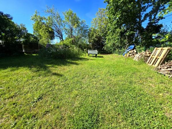 Maison individuelle Plumieux 84.60 m² Les points forts : Rénovation récente Exposition sud Terrain clos 🌿Maison de campagne rénovée récemment à terminer. Située au calme et proche du bourg de PLUMIEUX (22210), elle offre de bonnes prestations énergétiques grâce à ses panneaux solaires et son poêle à bois. ✨ Les points forts de la maison : L’intérieur propose une distribution fonctionnelle et chaleureuse : Espace de vie : Un rez-de-chaussée lumineux comprenant une cuisine moderne entièrement aménagée, ouverte sur un salon-séjour convivial équipé d'un poêle à bois pour vos soirées d'hiver. Espaces techniques : Une salle d’eau contemporaine, des WC séparés, ainsi qu’un cellier pratique disposant d’un grenier de stockage au-dessus. À l’étage : Un palier dessert deux chambres confortables, dont l'une dispose d'une petite mezzanine idéale pour un coin lecture ou un couchage d'appoint. 🛠️ Une rénovation performante : Vous n'avez plus qu'à poser vos valises ! Les travaux récents incluent : Énergie : Installation de panneaux solaires et nouveaux radiateurs. Isolation & Ouvertures : Isolation refaite et huisseries neuves pour un confort thermique optimal. Électricité : Installation rénovée. 🌳 Extérieur et Jardin : Édifiée sur un terrain clos de 644 m², la propriété offre : Une terrasse exposée plein Sud, parfaite pour vos déjeuners au soleil. Un jardin arboré avec quelques arbres fruitiers. Un cabanon de stockage pour vos outils de jardinage ou vélos Travaux à prévoir Toiture en ardoises Entretien et ravalement de façade Finitions Une maison rare sur le marché, idéale pour un premier achat ou une résidence secondaire. L'alliance du poêle à bois et des panneaux solaires garantit une excellente maîtrise de vos dépenses énergétiques.