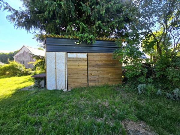 Maison individuelle Plumieux 84.60 m² Les points forts : Rénovation récente Exposition sud Terrain clos 🌿Maison de campagne rénovée récemment à terminer. Située au calme et proche du bourg de PLUMIEUX (22210), elle offre de bonnes prestations énergétiques grâce à ses panneaux solaires et son poêle à bois. ✨ Les points forts de la maison : L’intérieur propose une distribution fonctionnelle et chaleureuse : Espace de vie : Un rez-de-chaussée lumineux comprenant une cuisine moderne entièrement aménagée, ouverte sur un salon-séjour convivial équipé d'un poêle à bois pour vos soirées d'hiver. Espaces techniques : Une salle d’eau contemporaine, des WC séparés, ainsi qu’un cellier pratique disposant d’un grenier de stockage au-dessus. À l’étage : Un palier dessert deux chambres confortables, dont l'une dispose d'une petite mezzanine idéale pour un coin lecture ou un couchage d'appoint. 🛠️ Une rénovation performante : Vous n'avez plus qu'à poser vos valises ! Les travaux récents incluent : Énergie : Installation de panneaux solaires et nouveaux radiateurs. Isolation & Ouvertures : Isolation refaite et huisseries neuves pour un confort thermique optimal. Électricité : Installation rénovée. 🌳 Extérieur et Jardin : Édifiée sur un terrain clos de 644 m², la propriété offre : Une terrasse exposée plein Sud, parfaite pour vos déjeuners au soleil. Un jardin arboré avec quelques arbres fruitiers. Un cabanon de stockage pour vos outils de jardinage ou vélos Travaux à prévoir Toiture en ardoises Entretien et ravalement de façade Finitions Une maison rare sur le marché, idéale pour un premier achat ou une résidence secondaire. L'alliance du poêle à bois et des panneaux solaires garantit une excellente maîtrise de vos dépenses énergétiques.