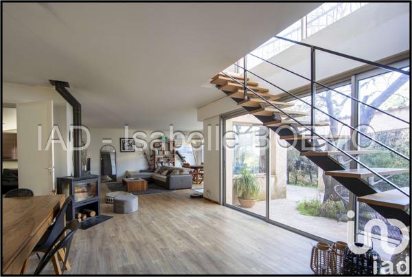 Maison traditionnelle 9 pièces de 216 m² à Le Pradet (83220)