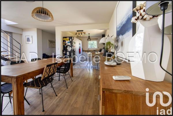 Maison traditionnelle 9 pièces de 216 m² à Le Pradet (83220)