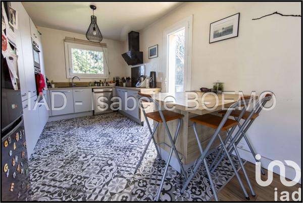 Maison traditionnelle 9 pièces de 216 m² à Le Pradet (83220)