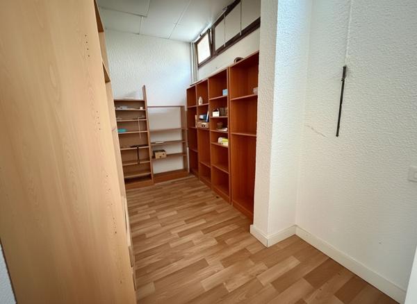 Local commercial Chaville 56 m2 Local commercial modulable avec 2 places de parking