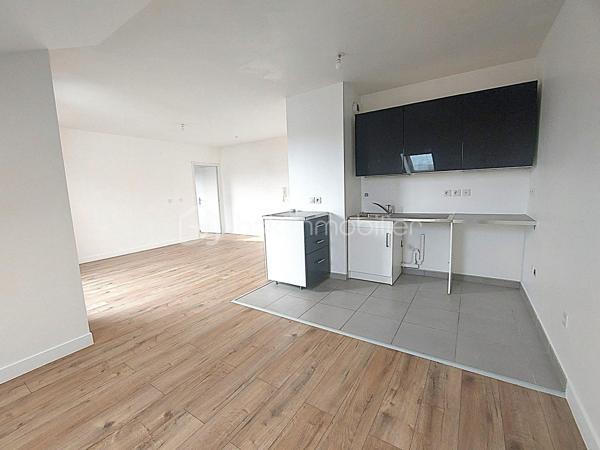 À Ris-Orangis, au cœur d’un éco-quartier réputé pour son calme et son cadre verdoyant, découvrez ce charmant F2 de 47,4 m² loi Carrez, 52,5 m² au sol, situé au 2ᵉ et dernier étage (sans ascenseur).

Il se compose d’une grande pièce de vie lumineuse avec loggia de 6,5m² exposée est, d’une cuisine ouverte, d’une spacieuse salle d’eau reliée à la chambre.

L’environnement est un vrai atout : la Seine et le lac des Docks sont tout proches pour les balades et les activités en plein air. Le quartier reste particulièrement paisible, tout en étant très pratique au quotidien : la gare RER D de Ris-Orangis se trouve à seulement 500 mètres, permettant de rejoindre Paris Gare de Lyon en environ 40 minutes.
La forêt de Sénart est également facilement accessible.

Une place de parking couverte complète le bien.

L’appartement est raccordé à la fibre pour une connexion internet rapide et stable. Le chauffage au sol par géothermie assure un confort thermique optimal tout en restant économique (les charges sont faibles) et écologique.

Un appartement idéal pour une première acquisition ou pour toute personne / couple cherchant un lieu de vie fonctionnel, bien situé et entouré de nature. Intéressant également pour un investissement locatif.