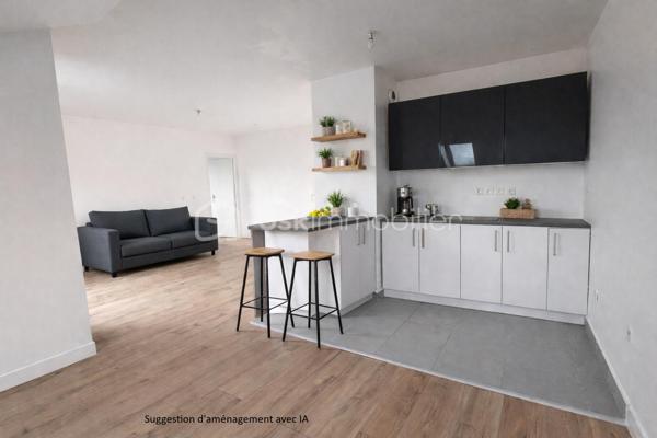 À Ris-Orangis, au cœur d’un éco-quartier réputé pour son calme et son cadre verdoyant, découvrez ce charmant F2 de 47,4 m² loi Carrez, 52,5 m² au sol, situé au 2ᵉ et dernier étage (sans ascenseur).

Il se compose d’une grande pièce de vie lumineuse avec loggia de 6,5m² exposée est, d’une cuisine ouverte, d’une spacieuse salle d’eau reliée à la chambre.

L’environnement est un vrai atout : la Seine et le lac des Docks sont tout proches pour les balades et les activités en plein air. Le quartier reste particulièrement paisible, tout en étant très pratique au quotidien : la gare RER D de Ris-Orangis se trouve à seulement 500 mètres, permettant de rejoindre Paris Gare de Lyon en environ 40 minutes.
La forêt de Sénart est également facilement accessible.

Une place de parking couverte complète le bien.

L’appartement est raccordé à la fibre pour une connexion internet rapide et stable. Le chauffage au sol par géothermie assure un confort thermique optimal tout en restant économique (les charges sont faibles) et écologique.

Un appartement idéal pour une première acquisition ou pour toute personne / couple cherchant un lieu de vie fonctionnel, bien situé et entouré de nature. Intéressant également pour un investissement locatif.