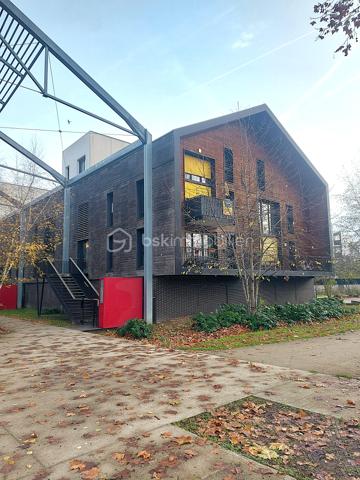 À Ris-Orangis, au cœur d’un éco-quartier réputé pour son calme et son cadre verdoyant, découvrez ce charmant F2 de 47,4 m² loi Carrez, 52,5 m² au sol, situé au 2ᵉ et dernier étage (sans ascenseur).

Il se compose d’une grande pièce de vie lumineuse avec loggia de 6,5m² exposée est, d’une cuisine ouverte, d’une spacieuse salle d’eau reliée à la chambre.

L’environnement est un vrai atout : la Seine et le lac des Docks sont tout proches pour les balades et les activités en plein air. Le quartier reste particulièrement paisible, tout en étant très pratique au quotidien : la gare RER D de Ris-Orangis se trouve à seulement 500 mètres, permettant de rejoindre Paris Gare de Lyon en environ 40 minutes.
La forêt de Sénart est également facilement accessible.

Une place de parking couverte complète le bien.

L’appartement est raccordé à la fibre pour une connexion internet rapide et stable. Le chauffage au sol par géothermie assure un confort thermique optimal tout en restant économique (les charges sont faibles) et écologique.

Un appartement idéal pour une première acquisition ou pour toute personne / couple cherchant un lieu de vie fonctionnel, bien situé et entouré de nature. Intéressant également pour un investissement locatif.