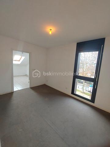 À Ris-Orangis, au cœur d’un éco-quartier réputé pour son calme et son cadre verdoyant, découvrez ce charmant F2 de 47,4 m² loi Carrez, 52,5 m² au sol, situé au 2ᵉ et dernier étage (sans ascenseur).

Il se compose d’une grande pièce de vie lumineuse avec loggia de 6,5m² exposée est, d’une cuisine ouverte, d’une spacieuse salle d’eau reliée à la chambre.

L’environnement est un vrai atout : la Seine et le lac des Docks sont tout proches pour les balades et les activités en plein air. Le quartier reste particulièrement paisible, tout en étant très pratique au quotidien : la gare RER D de Ris-Orangis se trouve à seulement 500 mètres, permettant de rejoindre Paris Gare de Lyon en environ 40 minutes.
La forêt de Sénart est également facilement accessible.

Une place de parking couverte complète le bien.

L’appartement est raccordé à la fibre pour une connexion internet rapide et stable. Le chauffage au sol par géothermie assure un confort thermique optimal tout en restant économique (les charges sont faibles) et écologique.

Un appartement idéal pour une première acquisition ou pour toute personne / couple cherchant un lieu de vie fonctionnel, bien situé et entouré de nature. Intéressant également pour un investissement locatif.