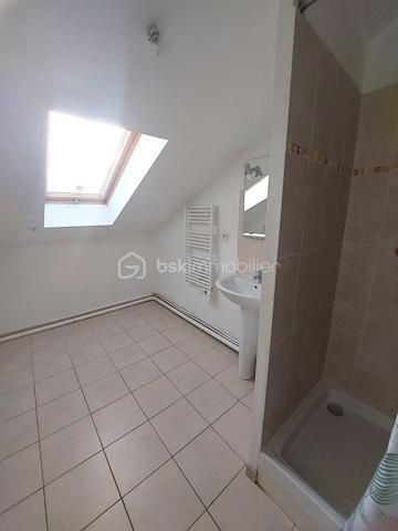 À Ris-Orangis, au cœur d’un éco-quartier réputé pour son calme et son cadre verdoyant, découvrez ce charmant F2 de 47,4 m² loi Carrez, 52,5 m² au sol, situé au 2ᵉ et dernier étage (sans ascenseur).

Il se compose d’une grande pièce de vie lumineuse avec loggia de 6,5m² exposée est, d’une cuisine ouverte, d’une spacieuse salle d’eau reliée à la chambre.

L’environnement est un vrai atout : la Seine et le lac des Docks sont tout proches pour les balades et les activités en plein air. Le quartier reste particulièrement paisible, tout en étant très pratique au quotidien : la gare RER D de Ris-Orangis se trouve à seulement 500 mètres, permettant de rejoindre Paris Gare de Lyon en environ 40 minutes.
La forêt de Sénart est également facilement accessible.

Une place de parking couverte complète le bien.

L’appartement est raccordé à la fibre pour une connexion internet rapide et stable. Le chauffage au sol par géothermie assure un confort thermique optimal tout en restant économique (les charges sont faibles) et écologique.

Un appartement idéal pour une première acquisition ou pour toute personne / couple cherchant un lieu de vie fonctionnel, bien situé et entouré de nature. Intéressant également pour un investissement locatif.