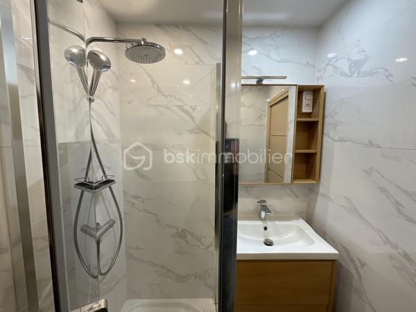 Situé dans une résidence calme et bien entretenue, cet appartement traversant de 67 m² offre un cadre de vie confortable et fonctionnel.

Entièrement rénové avec soin, il bénéficie d’une électricité et d’une plomberie remises aux normes, de double vitrage, de volets neufs et d’une cuisine moderne aménagée avec électroménager récent.
L’appartement se compose d’un séjour lumineux, de chambres modulables selon les besoins, d’un cellier/séchoir pratique et d’un balcon de 8 m², agréable pour profiter d’un extérieur.

Localisation : à proximité du centre-ville de Fresnes, des commerces, des écoles et du TVM Petit Fresnes, permettant un accès rapide au RER B Croix-de-Berny et aux grands axes routiers.

LES ATOUTS : appartement traversant, lumineux, sans vis-à-vis, faibles charges, chauffage collectif, résidence saine avec ravalement déjà effectué.
Un bien clé en main, idéal pour un investissement locatif ou pour un couple recherchant confort, praticité et emplacement.

N’hésitez pas à me contacter pour plus d’informations ou pour organiser une visite.