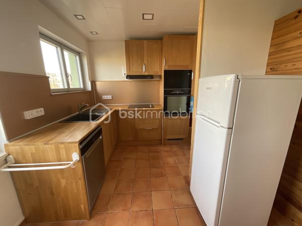 Situé dans une résidence calme et bien entretenue, cet appartement traversant de 67 m² offre un cadre de vie confortable et fonctionnel.

Entièrement rénové avec soin, il bénéficie d’une électricité et d’une plomberie remises aux normes, de double vitrage, de volets neufs et d’une cuisine moderne aménagée avec électroménager récent.
L’appartement se compose d’un séjour lumineux, de chambres modulables selon les besoins, d’un cellier/séchoir pratique et d’un balcon de 8 m², agréable pour profiter d’un extérieur.

Localisation : à proximité du centre-ville de Fresnes, des commerces, des écoles et du TVM Petit Fresnes, permettant un accès rapide au RER B Croix-de-Berny et aux grands axes routiers.

LES ATOUTS : appartement traversant, lumineux, sans vis-à-vis, faibles charges, chauffage collectif, résidence saine avec ravalement déjà effectué.
Un bien clé en main, idéal pour un investissement locatif ou pour un couple recherchant confort, praticité et emplacement.

N’hésitez pas à me contacter pour plus d’informations ou pour organiser une visite.