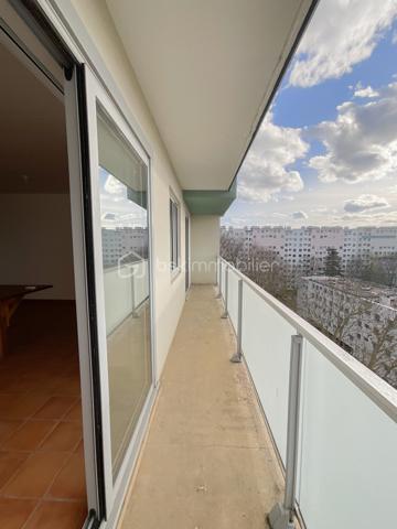 Situé dans une résidence calme et bien entretenue, cet appartement traversant de 67 m² offre un cadre de vie confortable et fonctionnel.

Entièrement rénové avec soin, il bénéficie d’une électricité et d’une plomberie remises aux normes, de double vitrage, de volets neufs et d’une cuisine moderne aménagée avec électroménager récent.
L’appartement se compose d’un séjour lumineux, de chambres modulables selon les besoins, d’un cellier/séchoir pratique et d’un balcon de 8 m², agréable pour profiter d’un extérieur.

Localisation : à proximité du centre-ville de Fresnes, des commerces, des écoles et du TVM Petit Fresnes, permettant un accès rapide au RER B Croix-de-Berny et aux grands axes routiers.

LES ATOUTS : appartement traversant, lumineux, sans vis-à-vis, faibles charges, chauffage collectif, résidence saine avec ravalement déjà effectué.
Un bien clé en main, idéal pour un investissement locatif ou pour un couple recherchant confort, praticité et emplacement.

N’hésitez pas à me contacter pour plus d’informations ou pour organiser une visite.