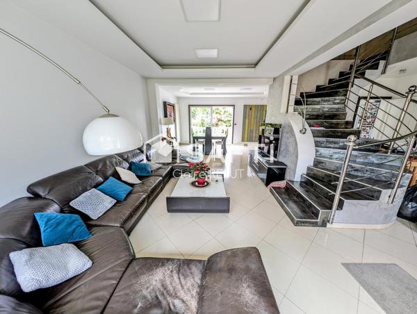 Belle Maison toit mansart de 2005,  5 Chambres